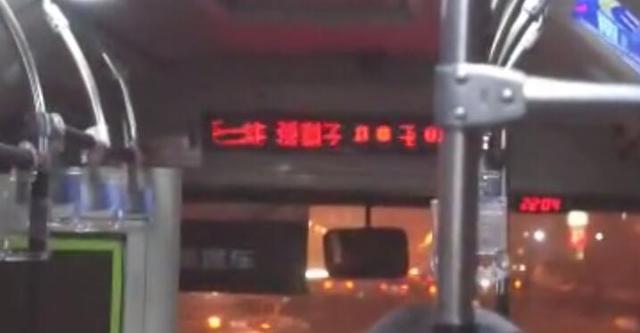 12路公交车LED显示屏惊现火星文 乱码报站