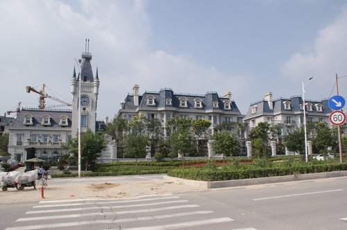 而得一理想国作为太原东山上"中央别墅区"的门户性别墅建筑,是真正的转地标梯图片