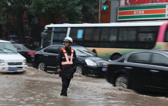 山西太原:大雨瓢泼中的太原交警