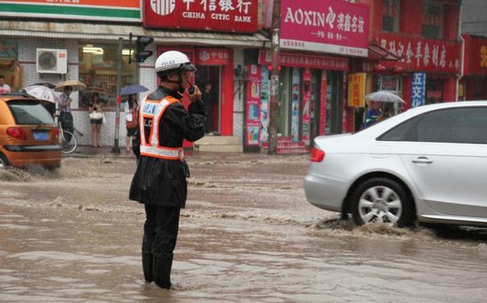 山西太原:大雨瓢泼中的太原交警