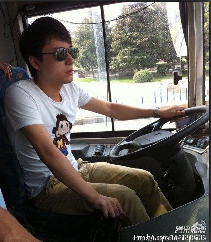 [热门]武汉最帅公交司机 照片微博疯传