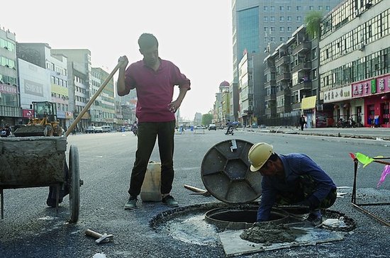 图:太原学府街两座高架桥开始浇筑 平面路段进