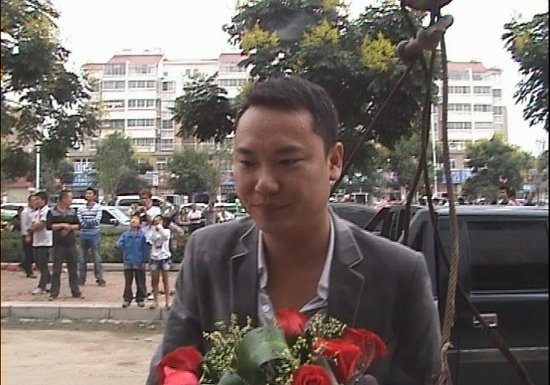 惊爆!阜阳小伙租巨型吊车求婚