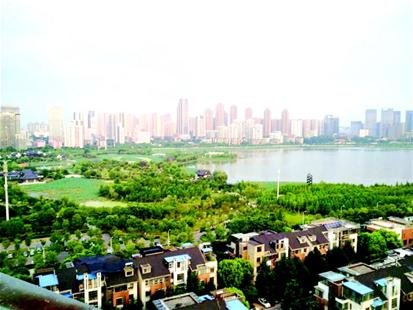 暴雨致武汉楼价受挫 新房成交均价周跌千元