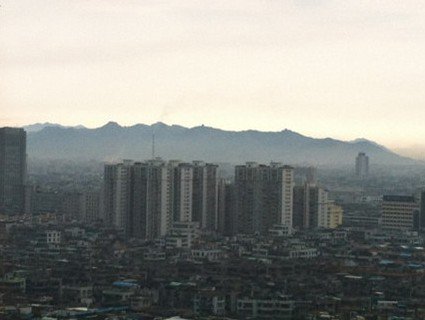 组图:广东汕头市雨后惊现海市蜃楼 像起伏山脉