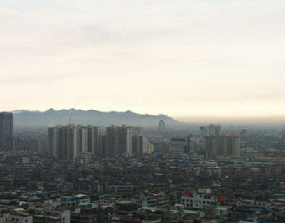 组图:广东汕头市雨后惊现海市蜃楼 像起伏山脉