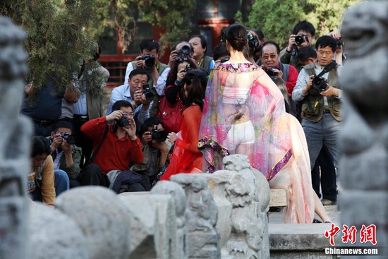 山西三名<em>裸体女</em>模进文庙拜孔子 众人文化围观