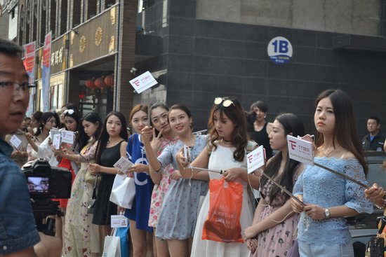 TT娱乐网红齐聚太原 百人模特大巡游