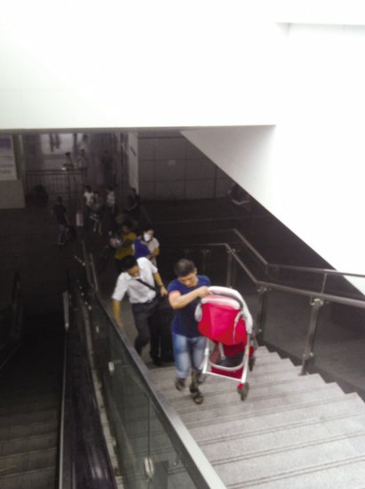 台州火车站电梯为省电而休眠?火车站:安全设施