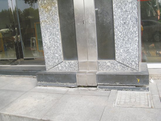 黄岩小区房子开裂严重 300多住户安全无人管_