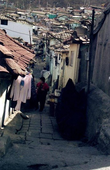 揭秘韩国的真实一面 穷人住房堪比印度贫民区