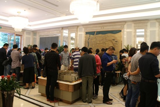 雨不减看房热情 中梁-方远专线看房团人气爆