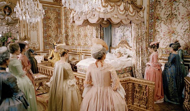 電影《絕代豔後》中還原的凡爾賽宮皇後寢室