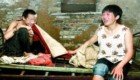 【拍客】母亲含泪用铁链拴患病儿 防其自残  