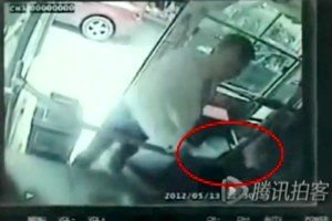 男子超车未果 猛砸公交车司机致其右眼失明