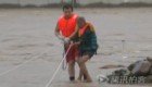 【现场】六旬老人被困河中 消防官兵飞渡救援