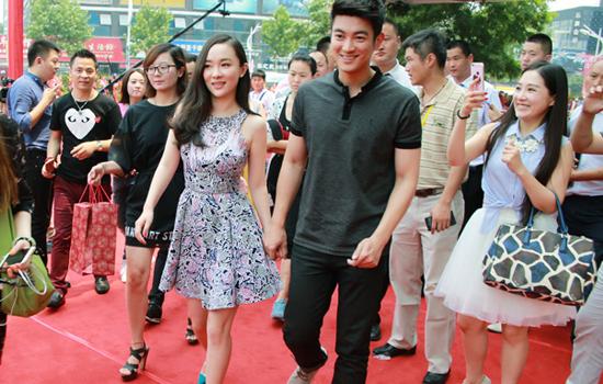 霍思燕杜江捧场老友李晨光 光脚与谢娜玩游戏