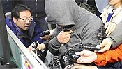 韩国沉船代理船长遮面致歉