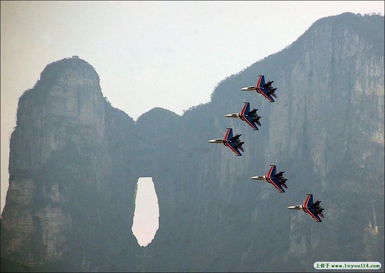 翼装飞侠惊现天门山 湖南经视全程直播