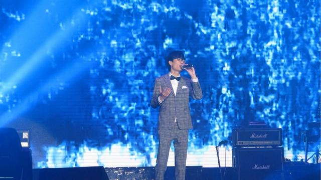 才子许嵩斩获年度专辑奖 贴心鼓励后辈TFboys