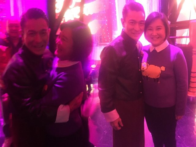 贾玲与刘德华后台合影 "天王"遇上"女汉子"
