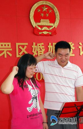 结婚证几经"变脸" 见证共和国60年变迁(图)