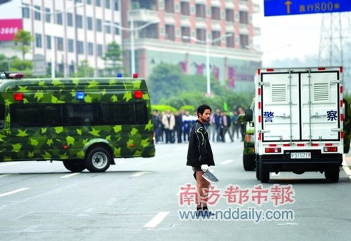 双刀男大闹四环路