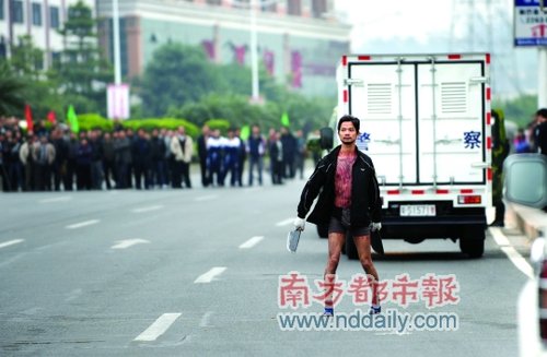 双刀男大闹四环路