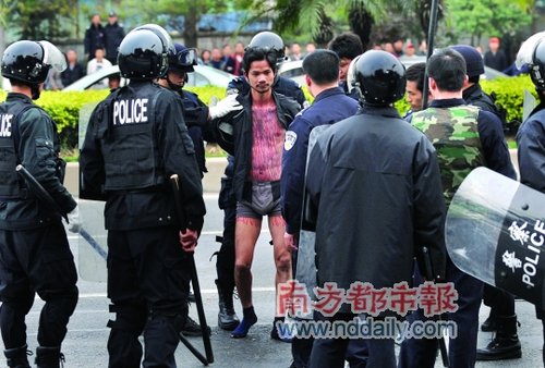 双刀男大闹四环路
