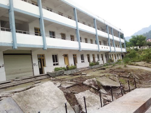 汶川地震时的彭州白鹿中心小学,建筑险险避过断层