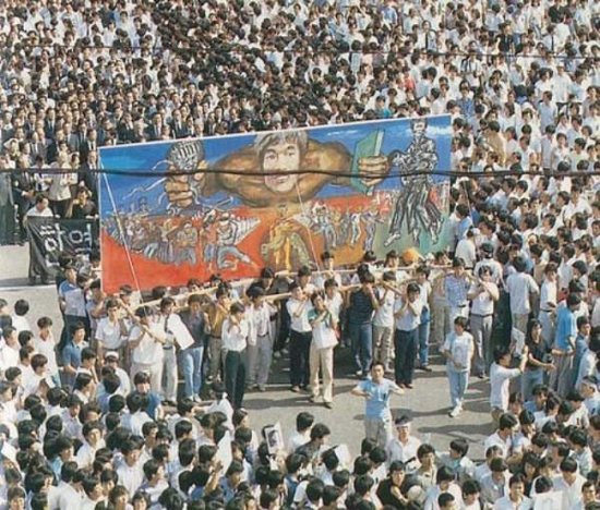 87年百万韩国市民为大学生举行民主国葬_评论_腾讯网