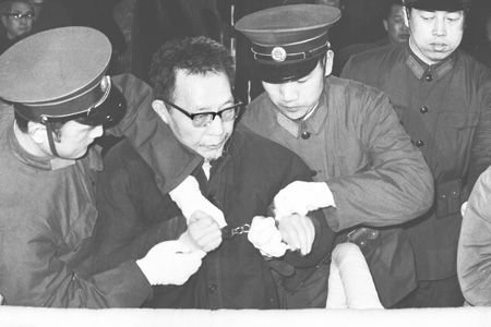 张春桥：靠三把梯子步入中央常委之列