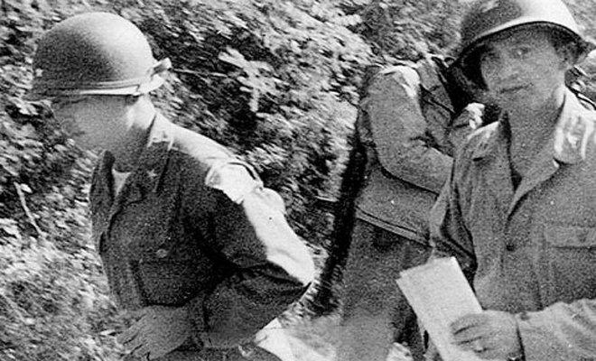 1950年10月，时任韩军第1师团师长的白善烨（左）和美军军官在一起
