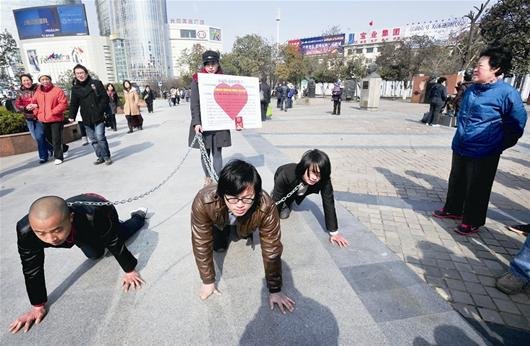 胡印斌:女人站起来就一定要男人跪下去?_评论_腾