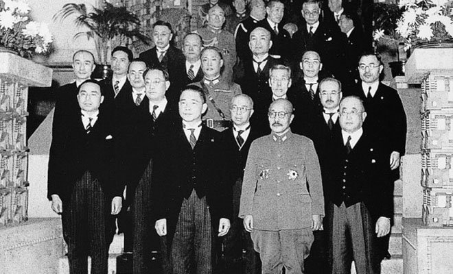 1942年12月23日,汪精卫与周隆庠(二排左一)、周佛海(二排左二)、徐良(二排左三)、梅思平(三排左一)、大东亚相青木一男(三排右一)等出席日本首相东条英机(前中)晚宴前合影。 1942年12月23日,汪精卫与周隆庠(二排左一)、周佛海(二排左二)、徐良(二排左三)、梅思平(三排左一)、大东亚相青木一男(三排右一)等出席日本首相东条英机(前中)晚宴前合影。