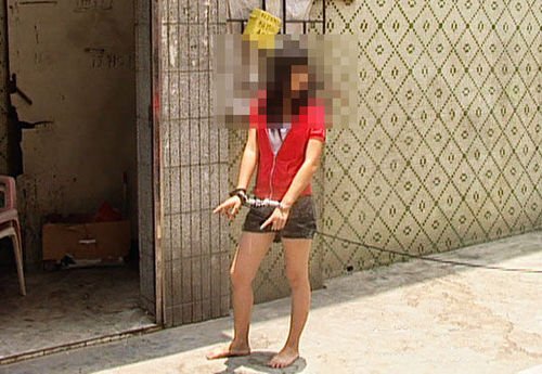 广东东莞警方绳牵卖淫女上街惹争议