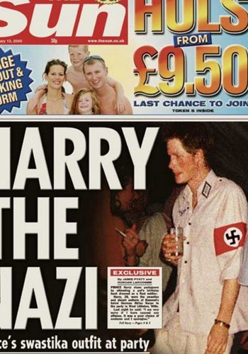 2005年,英国《太阳报》刊登哈里王子身穿纳粹军装的照片,此事引起轩然大波 2005年,英国《太阳报》刊登哈里王子身穿纳粹军装的照片,此事引起轩然大波