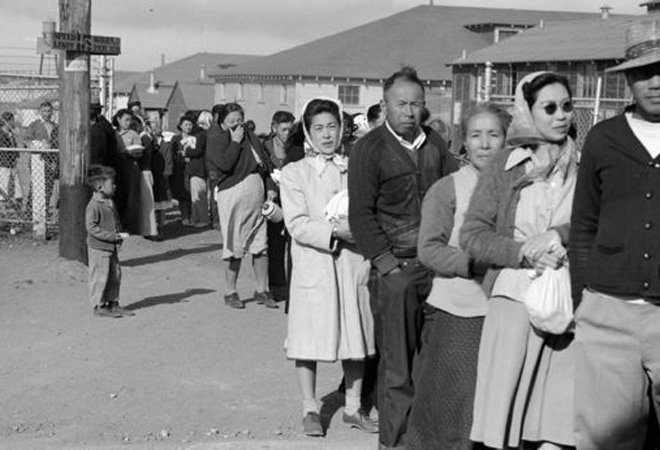 美国的重置中心里，日裔人士在领取食物