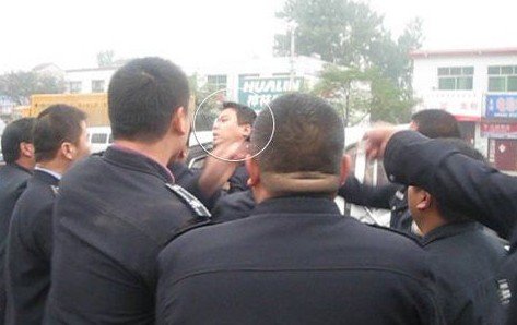 “城管打警察”是权力惯性下的张狂无畏