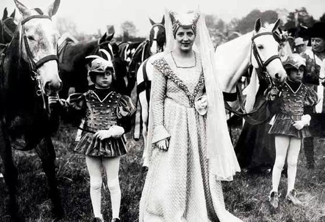 1935年5月，詹姆斯·罗斯柴尔德男爵的妻子克劳德·杜邦和两个女儿参加法国圣女贞德节
