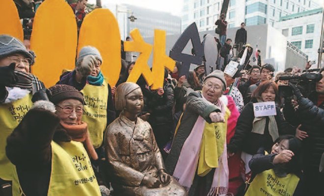 韩国“慰安妇”幸存者和民众在日本使馆前,参加星期三示威 韩国“慰安妇”幸存者和民众在日本使馆前,参加星期三示威