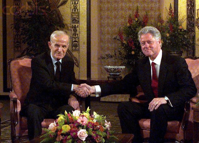 2000年3月26日阿萨德会晤美国总统克林顿时的照片.