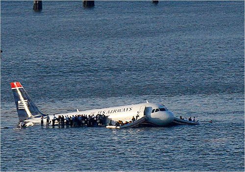 1月15日,在美国纽约的哈德逊河上,救援人员对坠河飞机上的乘客实施