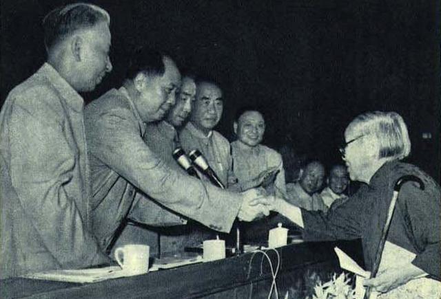 图注:1961年建党四十周年活动上,毛泽东,刘少奇等与何香凝握手