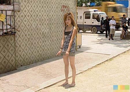 广东东莞警方绳牵卖淫女上街惹争议