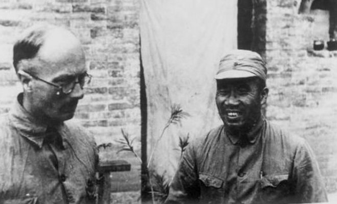 1939年9月，朱德在同林迈可交谈。