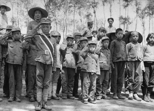 图注:1940年,河北,八路军根据地的儿童团员们被组织起来,欢迎来访的