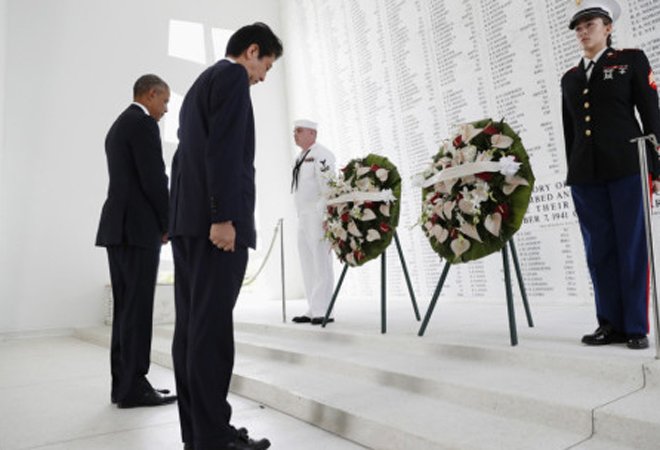 美国总统奥巴马和到访的日本首相安倍共同参观了珍珠港亚利桑那号纪念馆，并一同向死者献花