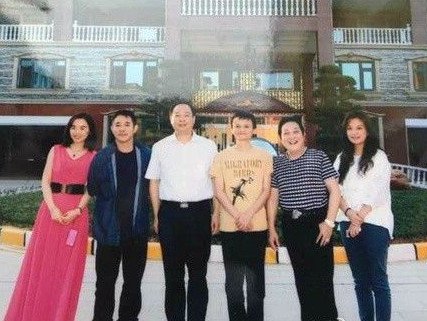 西方明星也追捧大师,但是他们追捧的基本还是那种高僧大德,像王林这种