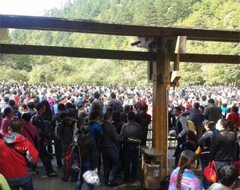 密密麻麻的九寨沟滞留旅客 密密麻麻的九寨沟滞留旅客